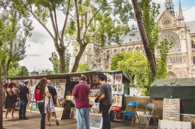 Geleneksel Bouquiniste booth Seine kenarında