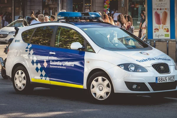 bir İspanyol polisi arabaya yakın çekim 