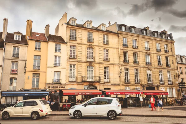 Atmosphere on Place Charles de Gaulle in Saint Germain en Lay — стокове фото