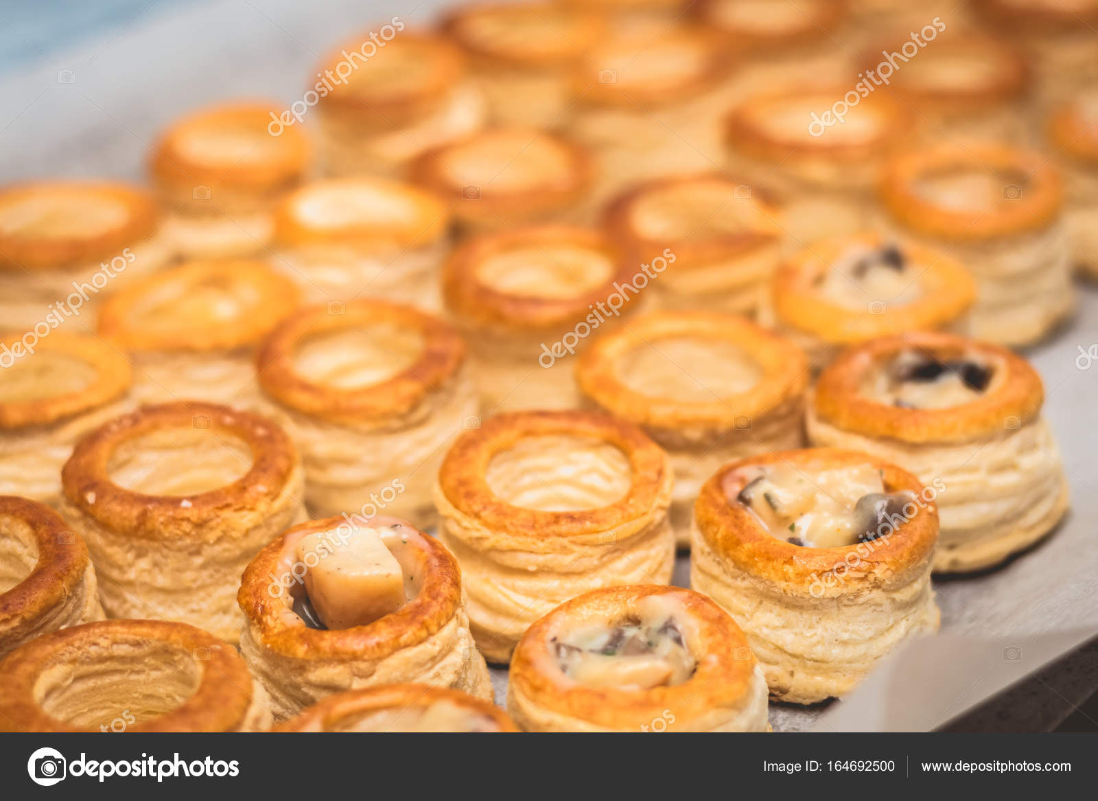 Cook prepares minis french Puff Pastry Shell — Stock Photo