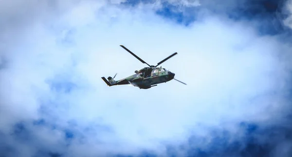Nh90 cayman air force hubschrauber fliegt über paris, franz — Stockfoto