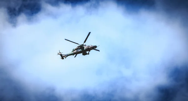 Вертолет Eurocopter EC665 Air Force Tiger пролетает над Францией — стоковое фото