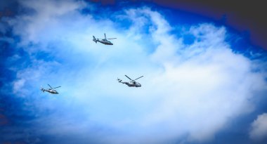 Hava Kuvvetleri helikopter overflies Fransız başkentinin 