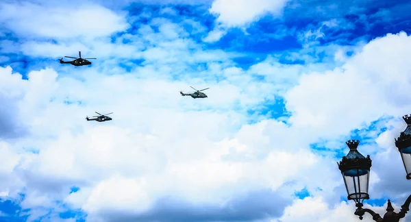 Des hélicoptères de la Force aérienne survolent la capitale française — Photo