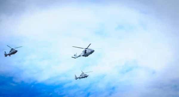 Des hélicoptères de la Force aérienne survolent la capitale française — Photo