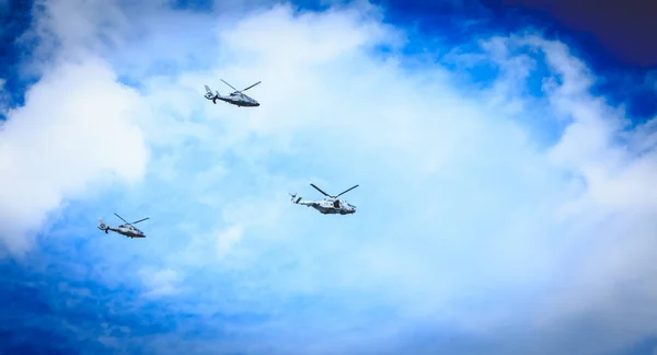 Des hélicoptères de la Force aérienne survolent la capitale française — Photo