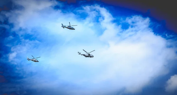 Des hélicoptères de la Force aérienne survolent la capitale française — Photo
