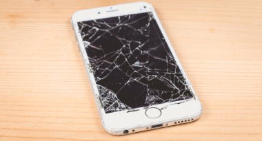 Kırık iphone Apple Inc şirketi tarafından geliştirilen 6s