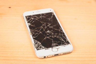 Kırık iphone Apple Inc şirketi tarafından geliştirilen 6s