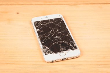 Kırık iphone Apple Inc şirketi tarafından geliştirilen 6s