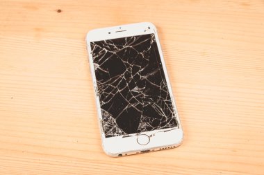 Kırık iphone Apple Inc şirketi tarafından geliştirilen 6s