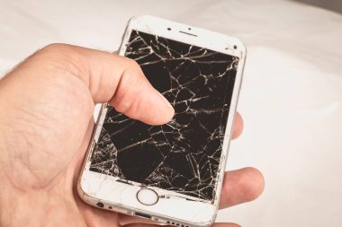 Bir adam elinde bir iphone Apple Inc 6s tutuyor.