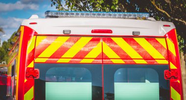 Kırmızı ambulans itfaiye yanıp sönen ışık