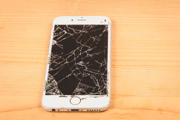 Kırık iphone Apple Inc şirketi tarafından geliştirilen 6s