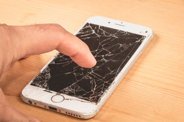 Bir adam elinde bir iphone Apple Inc 6s tutuyor.