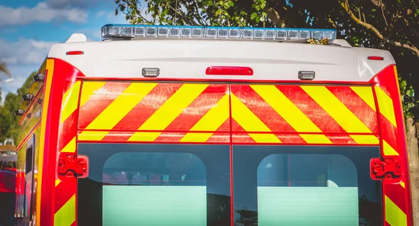 Lampeggiante su un vigile del fuoco rosso ambulanza — Foto Stock
