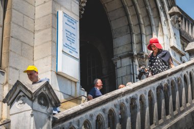 Bir st aşağı kusursuz tasarım Bazilikası turist çıkması