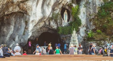 Hacılar mağara Lourdes, Fransa girin.