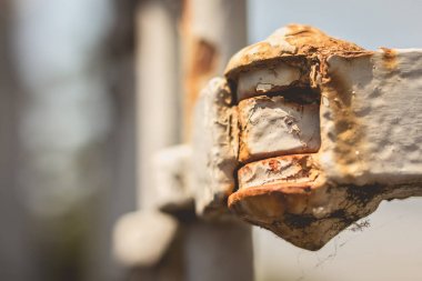 eski paslı bir Ferforje kapı menteşe