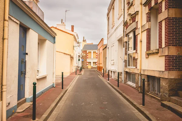レ サーブル d ミュール、フランスでの典型的な通り — ストック写真