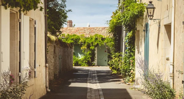 Tipico vicolo nel centro di Noirmoutier — Foto Stock