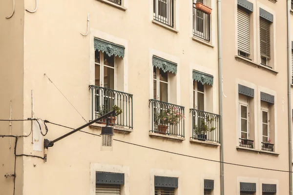 グルノーブル、フランスの中心の典型的な建物のファサード — ストック写真