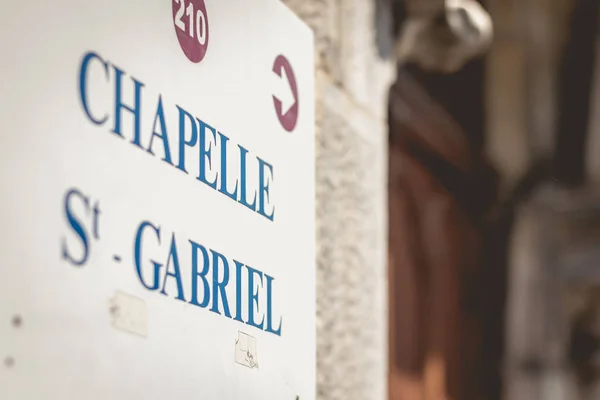 Sign indicates the direction of the chapel Saint GABRIEL — Stock Photo, Image