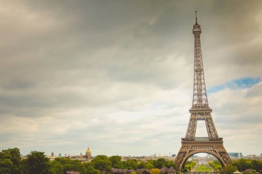 Eyfel Kulesi Paris, Fransa'da kötü havada