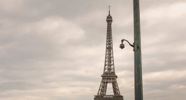 Caméra de sécurité sur un pilier par mauvais temps devant l'Eiffe — Photo