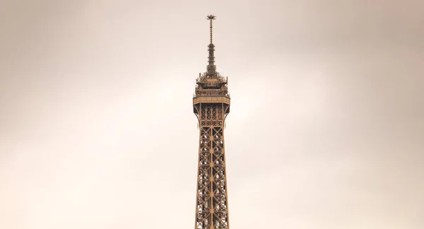 Cima de la Torre Eiffel con mal tiempo — Foto de Stock