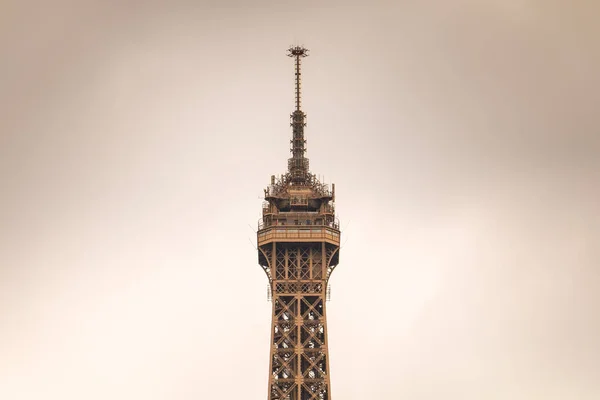 나쁜 날씨에 에펠 타워의 상단 — 스톡 사진