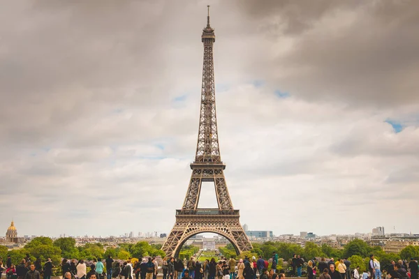Turistas observan y fotografian el Eiffel Towe — Foto de Stock
