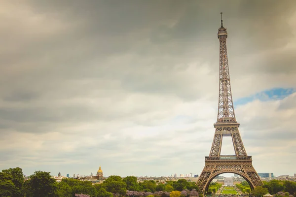 Эйфелева башня в Париже, Франция в плохую погоду — стоковое фото