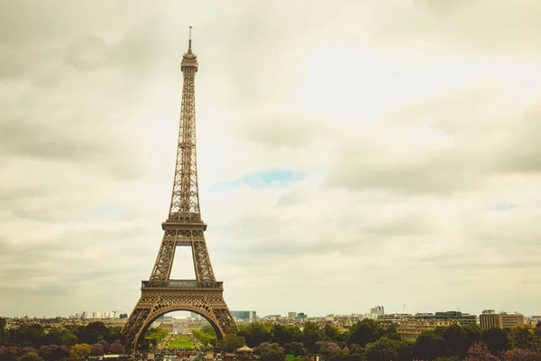 Torre Eiffel en París, Francia con mal tiempo — Foto de Stock