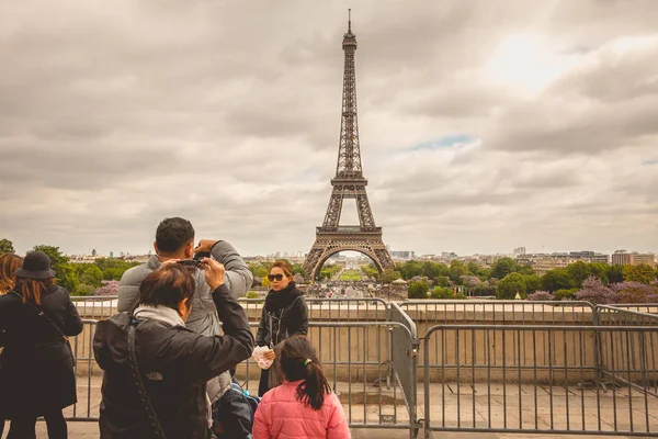 Tourists watch and photograph the Eiffel Towe — Stock Photo, Image