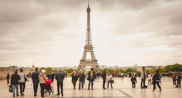 観光客を見るし、エッフェル タワーの写真 — ストック写真