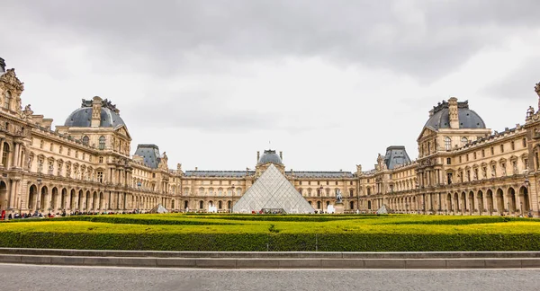 Архітектурні деталі музей Лувр і його піраміда — стокове фото