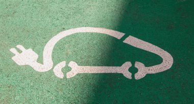 Park yeşil zemin üzerine elektrikli otomobil için logo