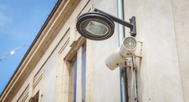 siyah şehir sokak lambası ve hoparlörler bir duvarda asılı