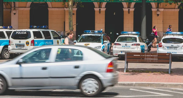 Coches de policía estacionados frente a una estación de policía en el centro de — Foto de Stock