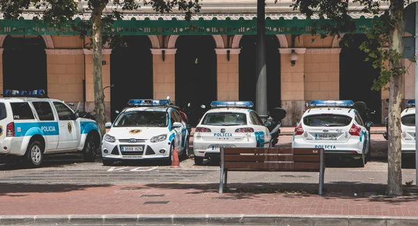 Coches de policía estacionados frente a una estación de policía en el centro de — Foto de Stock