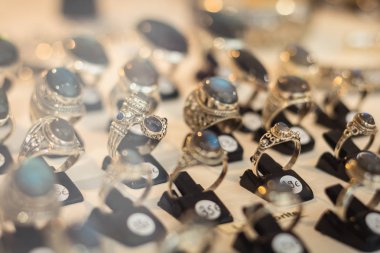 bir mağaza pencere bir fantezi yüzük görüntüleme