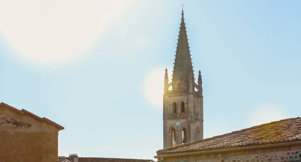 Campanario de la pequeña ciudad francesa de Saint Emilion — Foto de Stock