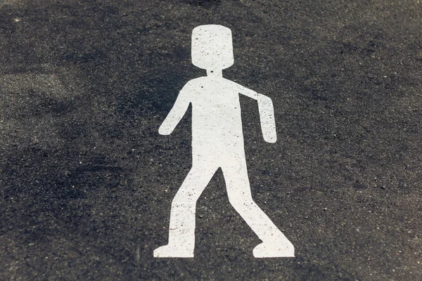 Pejalan kaki dicadangkan cara tanda pada latar belakang hitam — Stok Foto