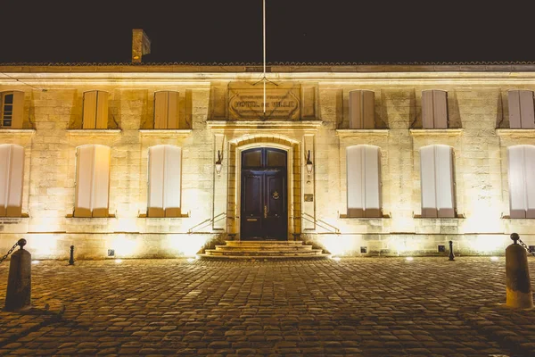 Hôtel de ville de la petite ville française de Saint-Emilion. Une ville que nous — Photo