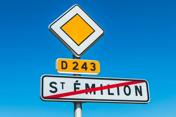 Sign indicating the exit of the small town of Saint Emilion — Stock Photo, Image