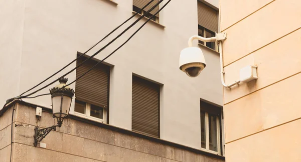 Cámara de vigilancia CCTV en una pared de piedra — Foto de Stock