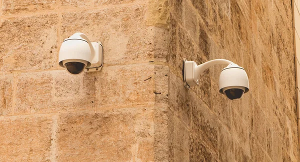 Cámara de vigilancia CCTV en una pared de piedra — Foto de Stock