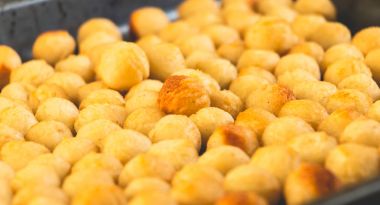 püresi patates topları bir tavada kızarmış