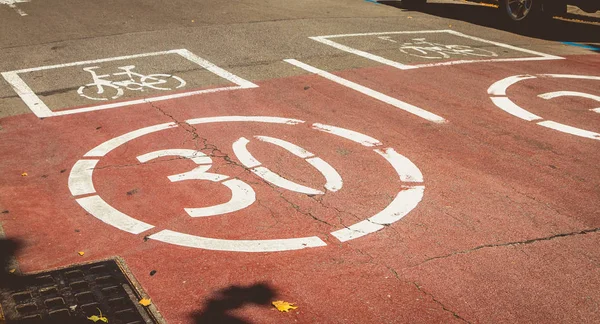 Λευκό χρώμα σε κόκκινο δρόμο που υποδεικνύει την παρουσία ενός ποδηλάτου και f — Φωτογραφία Αρχείου